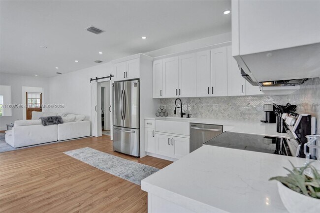 Building Photo - 2978 SW 14th St