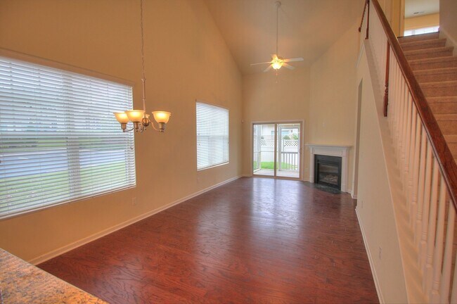 Foto del edificio - End Unit Townhome with Screened Porch & Fenced Yard!