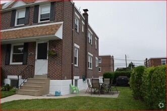Building Photo - 586 Acorn St