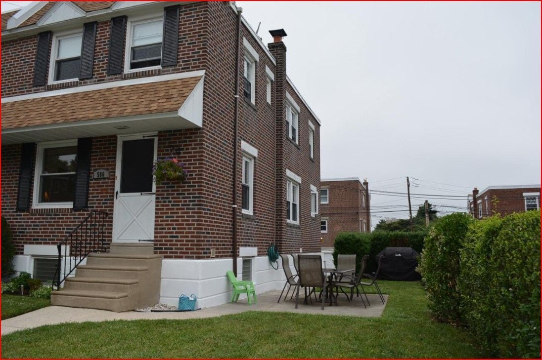 Primary Photo - 586 Acorn St
