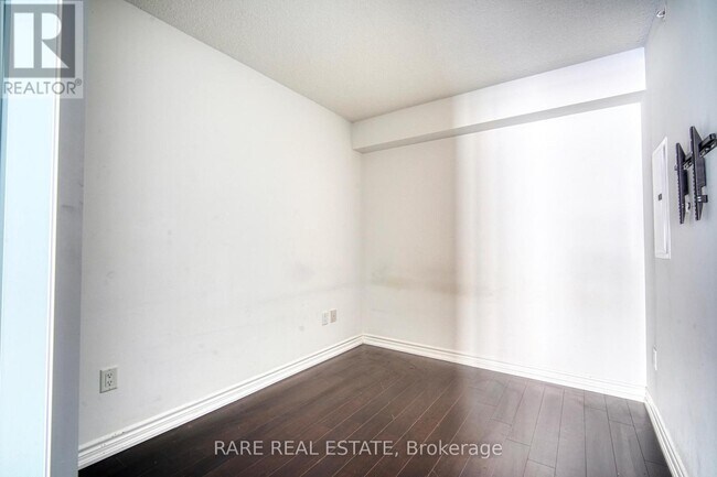 Building Photo - 386 Yonge St