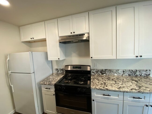 Building Photo - Remodeled 2 bedroom 1 bath townhouse