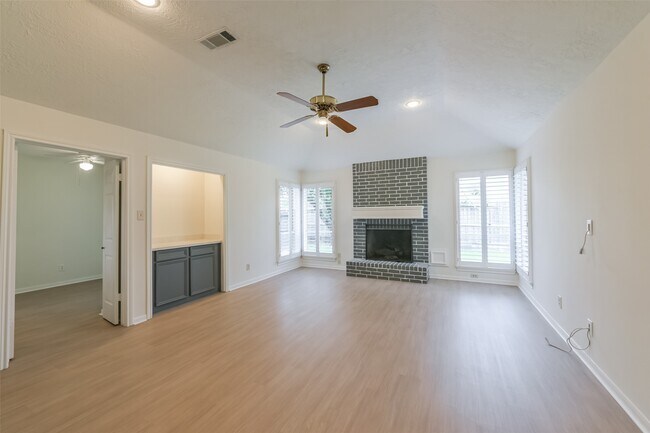 Foto del edificio - 1230 Forest Home Dr