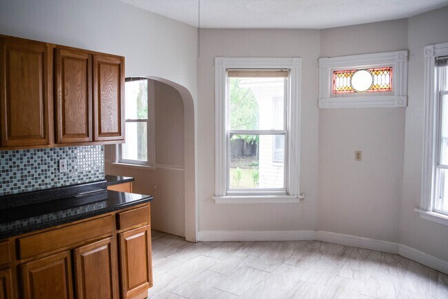 Building Photo - 697