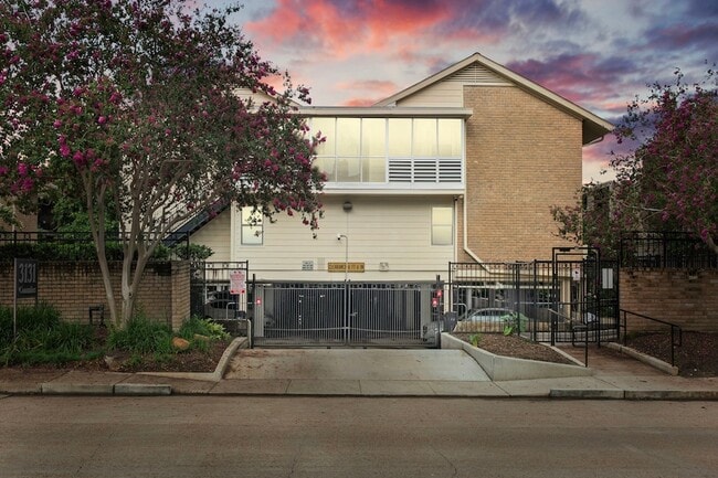 Building Photo - 3131 Cummins St