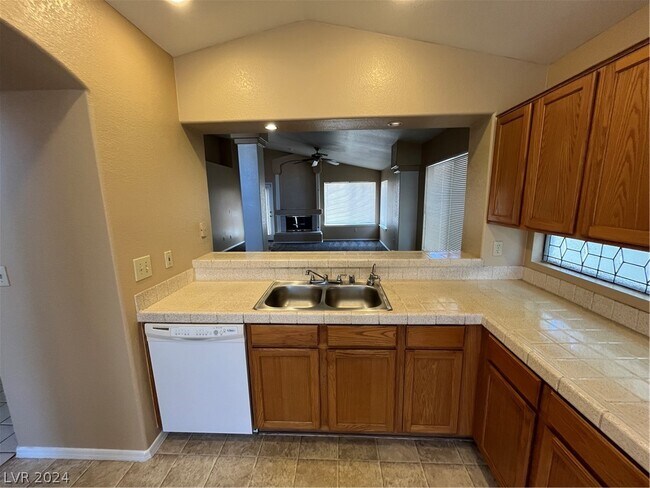 Building Photo - 1605 Los Alamos Dr