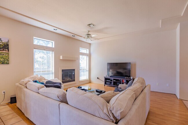 Building Photo - Inviting 3 Bed 2 Bath Home - Near Golf Cou...