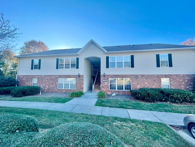 Building Photo - Cute 2 Bed 2 Bath Apartment Located in Win...