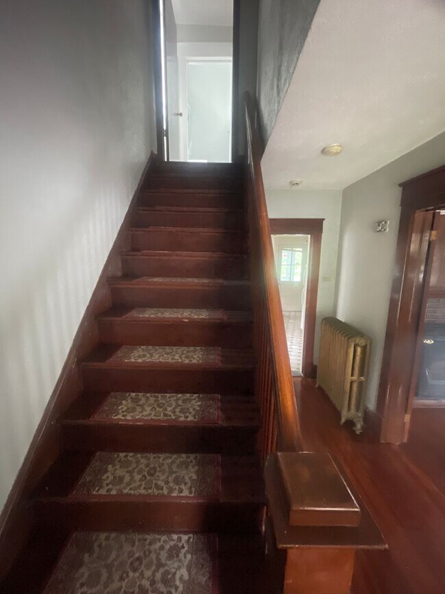 Building Photo - Spacious 3 Bed, 2 Bath Single Family home ...