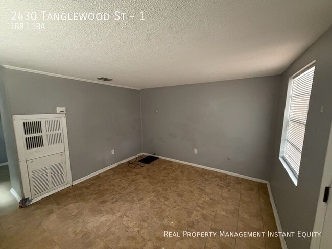 Building Photo - 2430 Tanglewood St