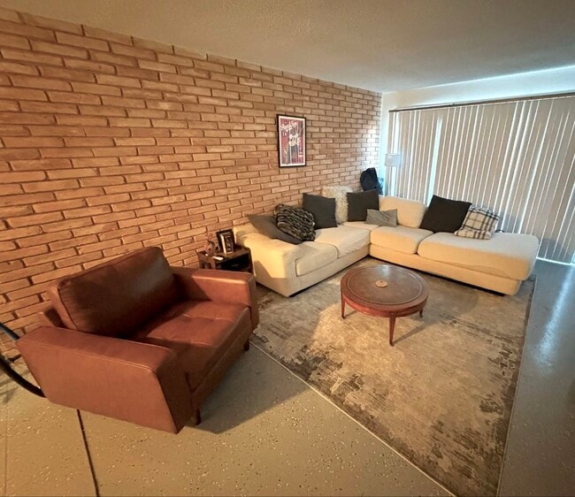 Foto del edificio - 3258 W Main St