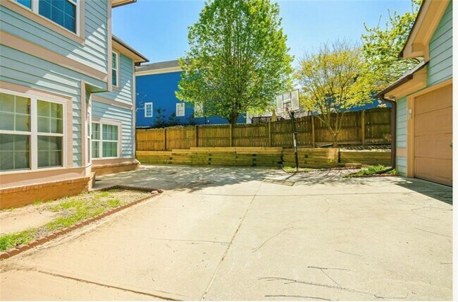 Building Photo - 857 Fraser St SE