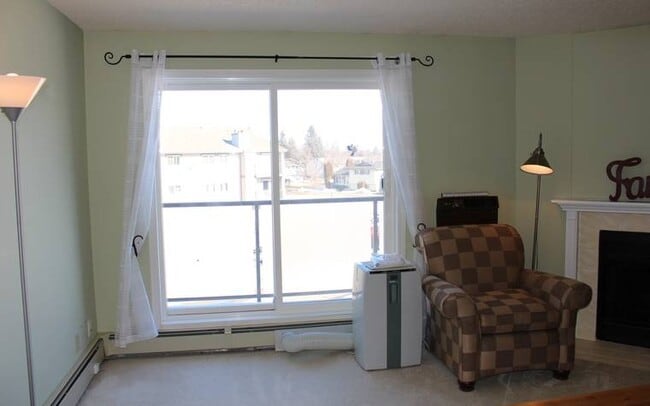 Building Photo - 833 Wollaston Crescent