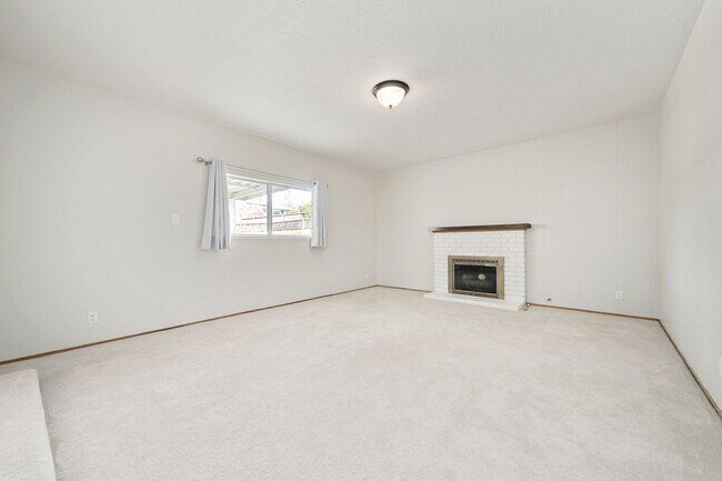 Building Photo - Nicely Updated 4 Bedroom, 2 Bathroom Singl...