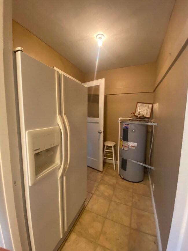 Building Photo - Country 2 bedroom 1 bathroom with outbuild...