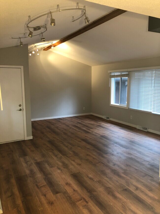 Sala de estar/Comedor - 1516 S Timber Ridge