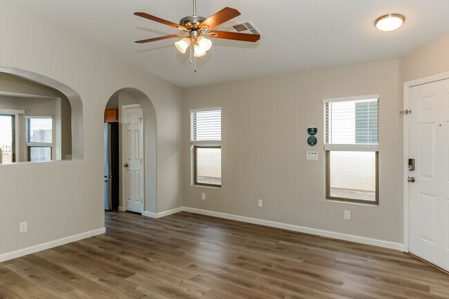 Building Photo - 3409 Greenwood Springs Dr