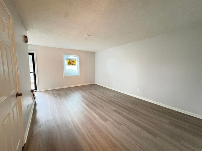 Building Photo - MOVE IN SPECIAL: 2 Bedroom, 1.5 Bathroom Condo in Winston-Salem!