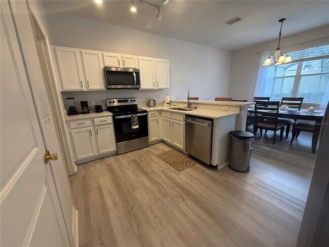 Building Photo - 1675 Royal Ridge Dr
