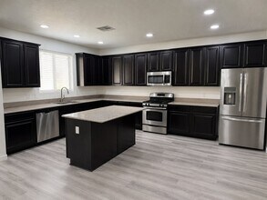 Building Photo - 7718 Jasmine Falls Dr