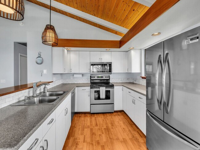 Foto del edificio - 2 Bedroom Home with Carport & Workshop & Beautiful Ocean Views!