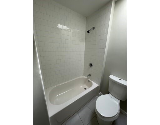 Building Photo - 306 Saratoga St
