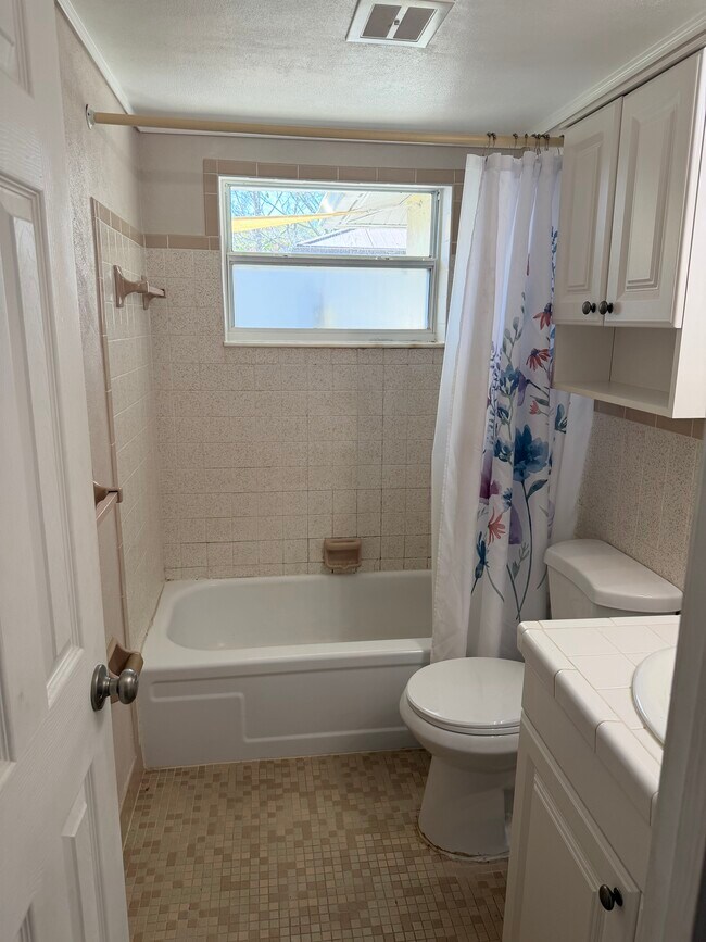 Building Photo - 2603 Almond Dr