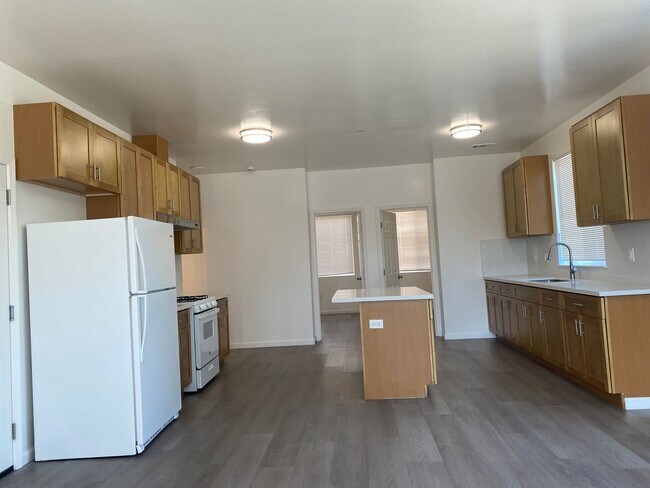 Foto del edificio - 2406-2408 W Avenue 134th (LO)