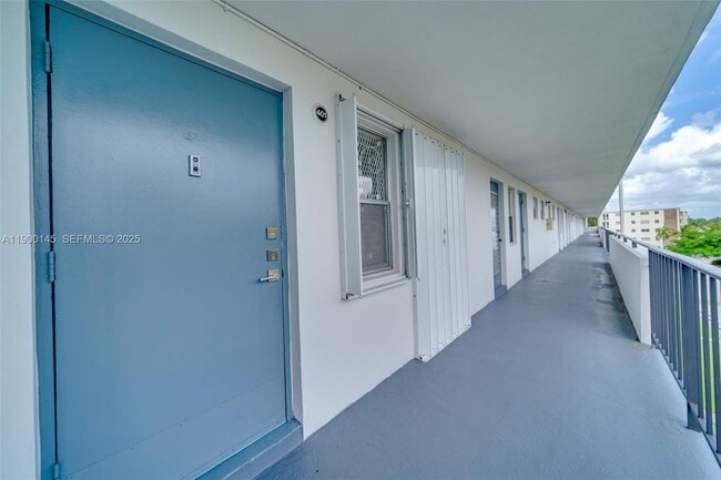 Building Photo - 950 Hillcrest Dr