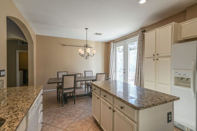 Building Photo - FULLY FURNISHED 3 BEDROOM HOME WITH SOLAR!