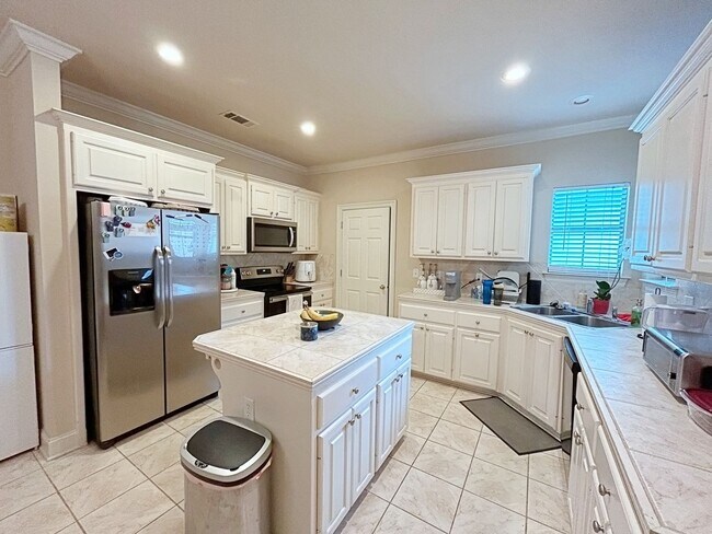 Building Photo - 3 Bedroom House in Beau Pre
