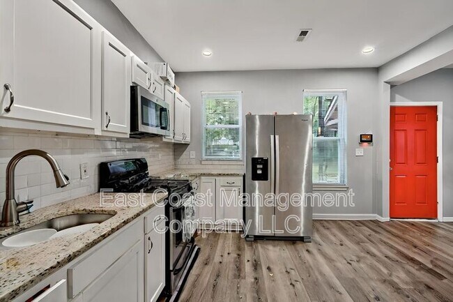 Building Photo - 314 Collins Ave