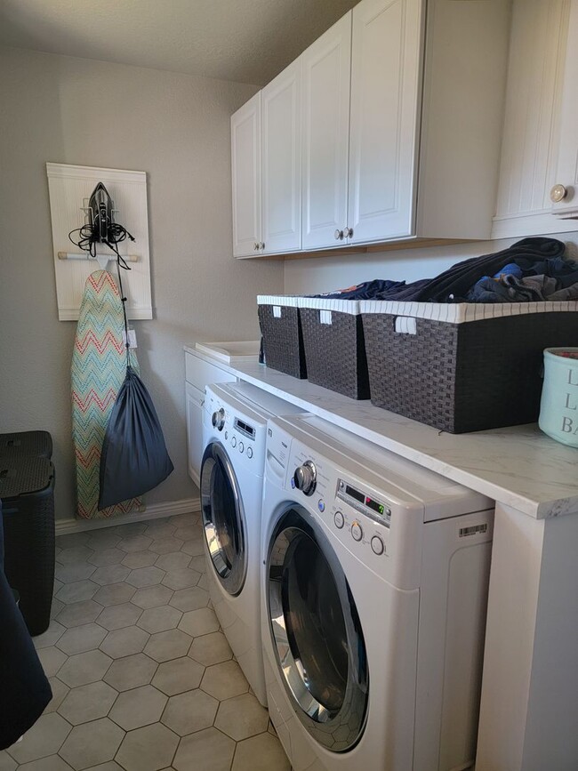 Building Photo - 3 Bed - 2 Bath - Fenced Yard