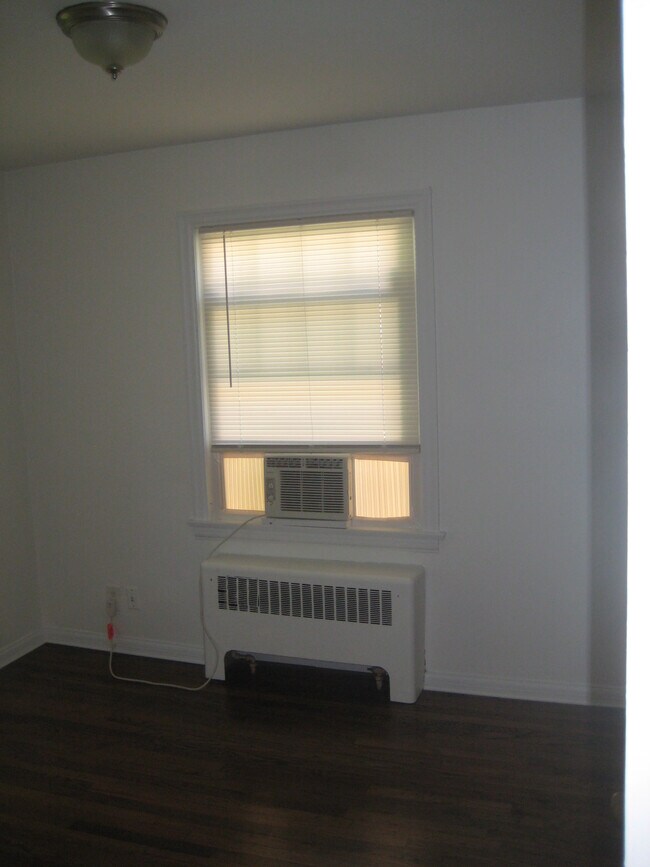 Dormitorio 2 foto 1 - 5711 Whitney Ave