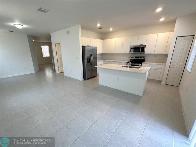Foto del edificio - 12901 NW 23rd Pl