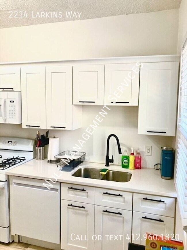Foto del edificio - 2214 Larkins Wy