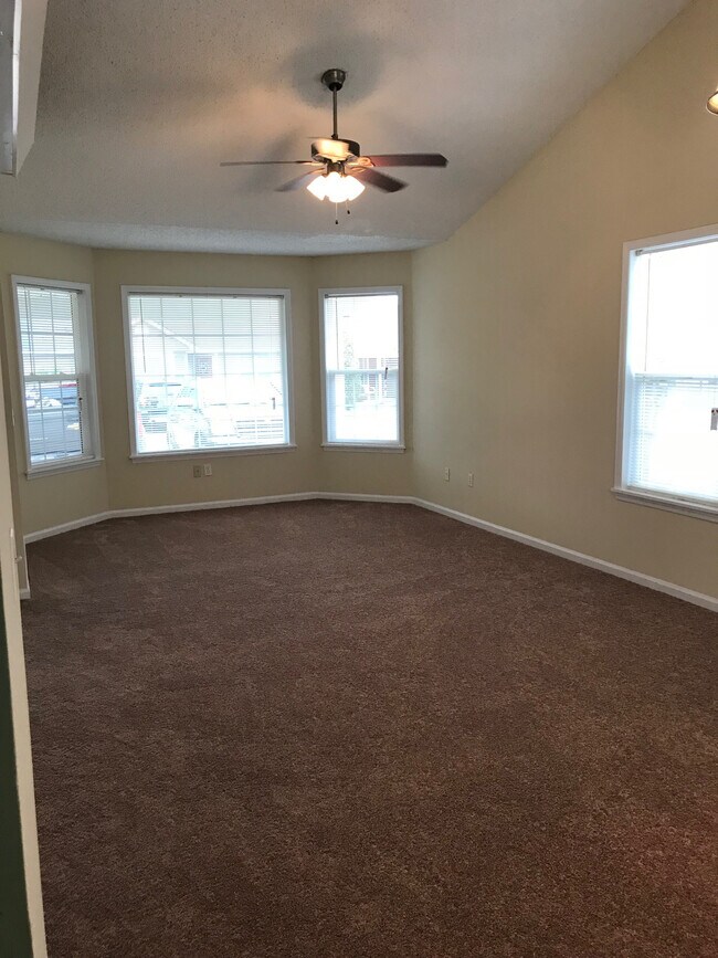 Building Photo - 2822 Rosehill Dr