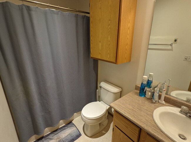 Main Bath - 925 20th St