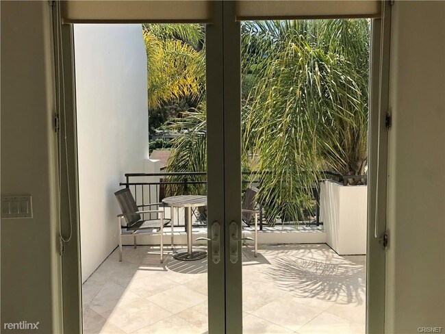 Foto del edificio - 3 br, 3 bath Apartment - 1024 Kenfield Ave