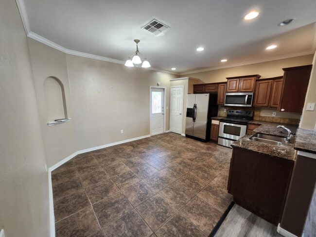 Building Photo - 1034 Livermore St