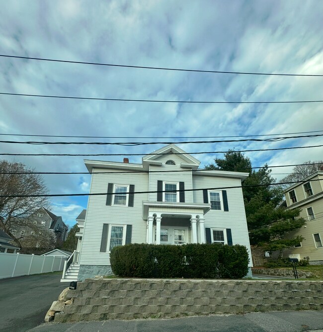 Atractivo exterior con el clásico carácter de Nueva Inglaterra. - 9 Buxton Ct