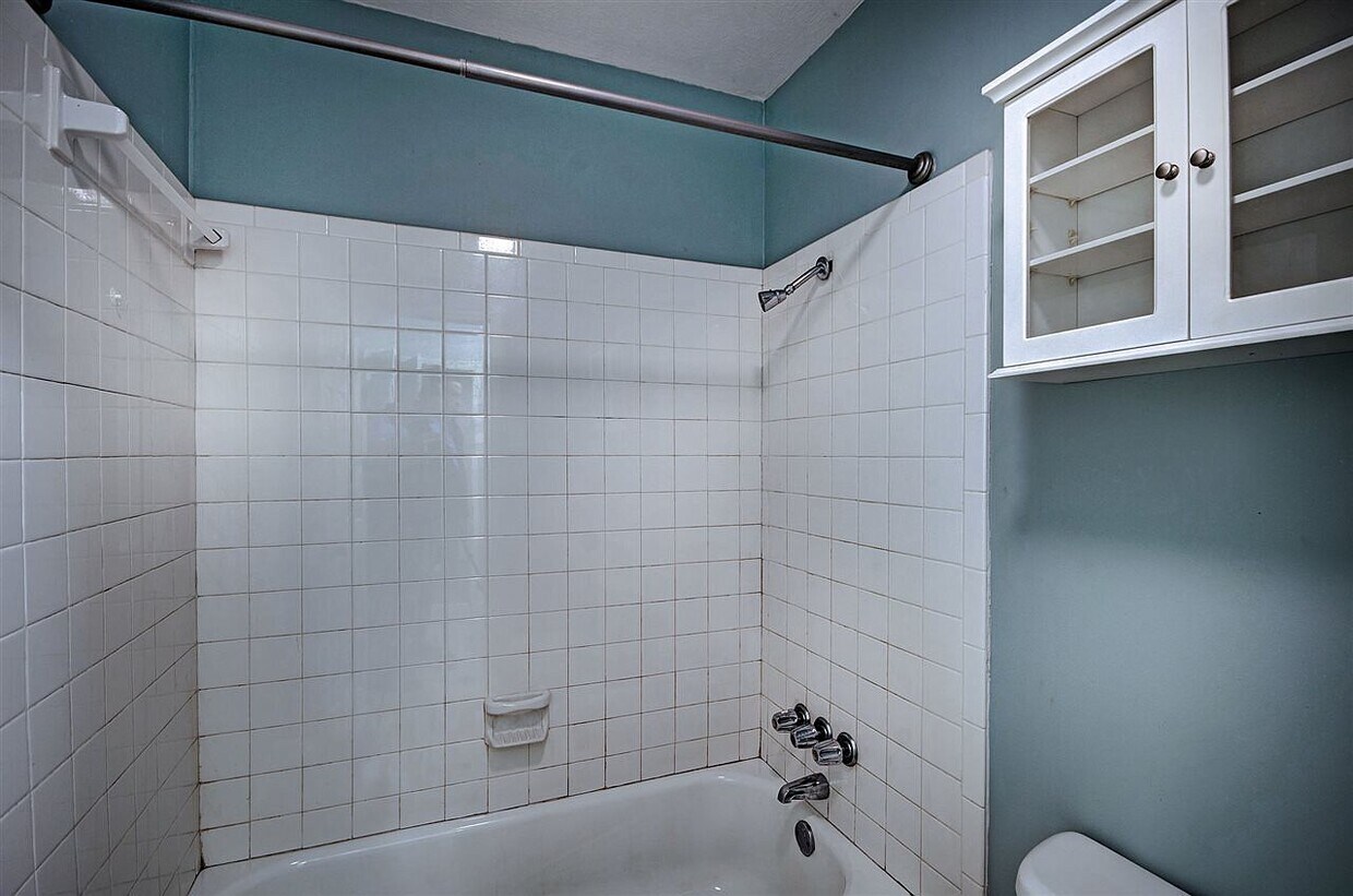 Primary Photo - 1233 Linden Pl