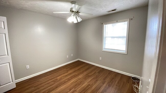 Building Photo - Adorable 1 Bedroom Condo w/ All Utilities ...