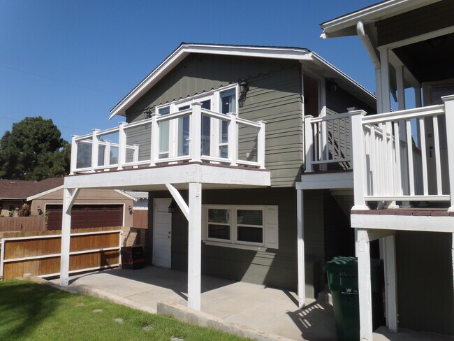 Building Photo - 631 S Clementine St