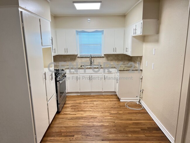 Foto del edificio - Spacious 2/1/1 in Oak Cliff For Rent!