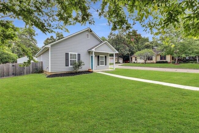 Building Photo - 1409 S Austin St