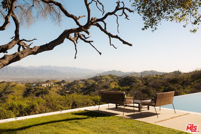 Foto del edificio - 13331 Mulholland Dr