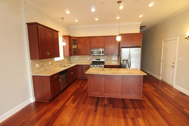Building Photo - 3110 W Belmont Ave
