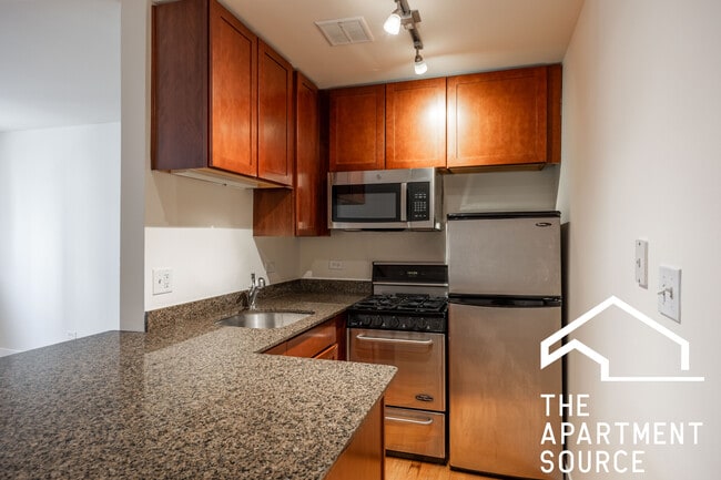 Building Photo - 628 W Wrightwood Ave