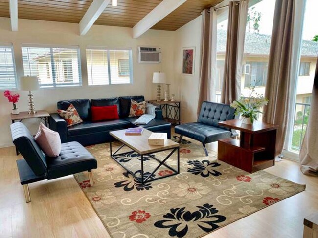 Sala de estar con techos abovedados - 1153 N Ogden Dr